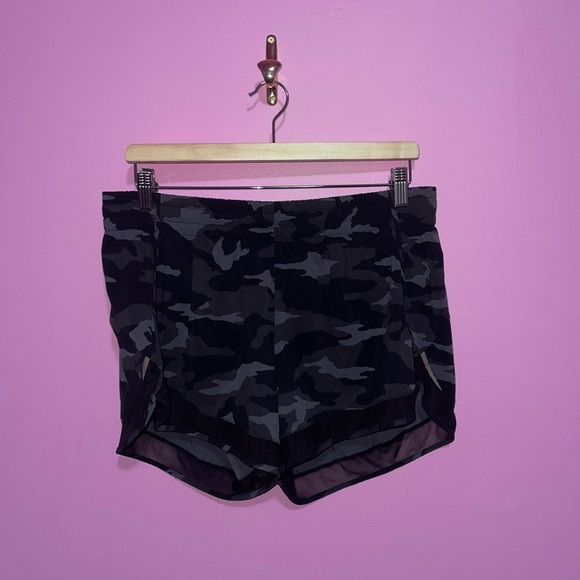 Athleta Racer Run Shorts Women’s Size Large Black Camo 4” - Picture 2 of 13